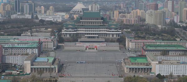 Plaza Kim Il-sung y la biblioteca central de Pyongyang, capital de Corea del Norte - Sputnik Mundo