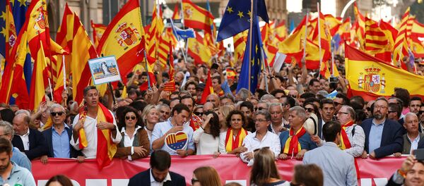 Manifestantes marchan contra la independencia catalana en Barcelona - Sputnik Mundo