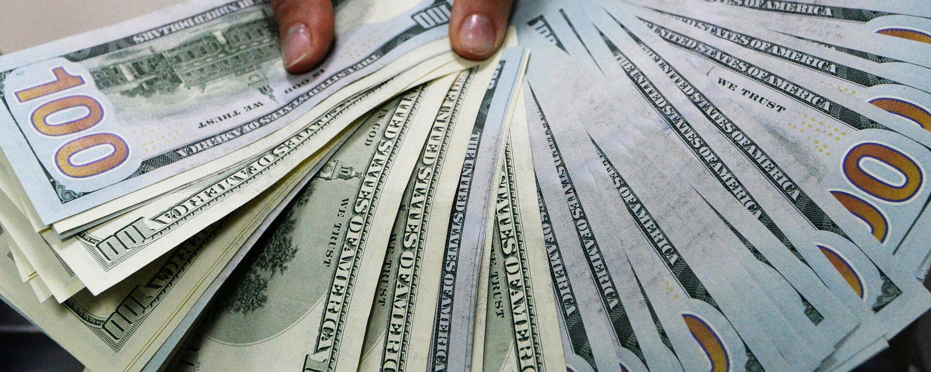 Billetes de 100 dólares (imagen referencial) - Sputnik Mundo, 1920, 19.07.2021