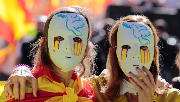 Casi un millón de personas salen a la calle en Barcelona contra la independencia - Sputnik Mundo