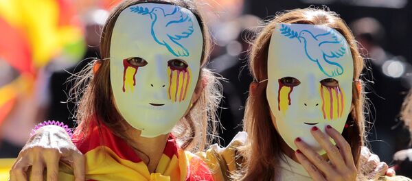 Casi un millón de personas salen a la calle en Barcelona contra la independencia - Sputnik Mundo