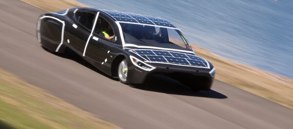 Un auto a energía solar durante una carrera en Australia Un auto a energía solar durante una carrera en Australia - Sputnik Mundo