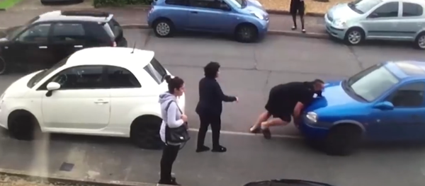 El Hulk turco levanta un auto - Sputnik Mundo