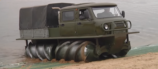 El vehículo todoterreno ZVM-2901 sobre 'brocas' - Sputnik Mundo