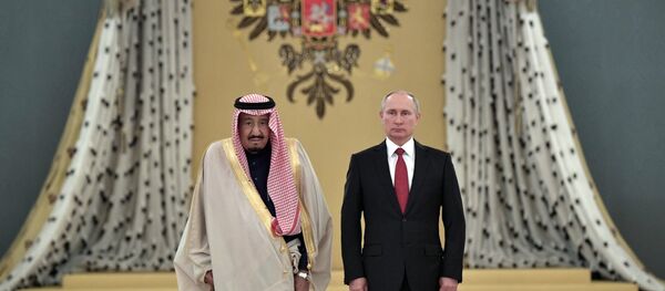 El presidente de Rusia, Vladímir Putin (derecha), y el rey de Arabia Saudí, Salman bin Abdulaziz Saud - Sputnik Mundo