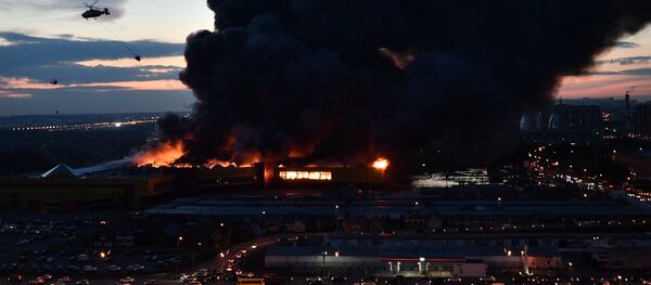 Un enorme incendio reduce a cenizas una parte considerable de un mercado de Moscú - Sputnik Mundo