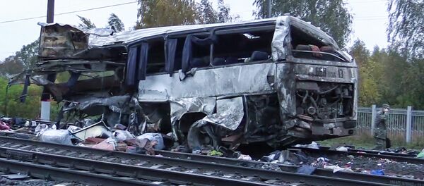 Un tren choca con un autobús de pasajeros en Rusia - Sputnik Mundo