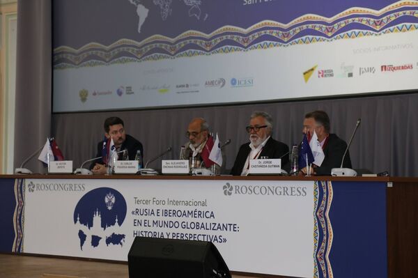 Alejandro Encinas (2ª d) - Sputnik Mundo