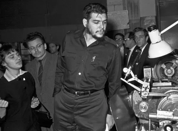Desde entonces, sus escritos y discursos lo erigieron en uno de los más feroces críticos del imperialismo estadounidense. Su influencia se extendió como un eco por todo el continente, inmerso en un anticomunismo férreo que se profundizó durante la Guerra Fría con la Unión Soviética.En la foto: Ernesto Che Guevara como jefe de la misión económica gubernamental de la República de Cuba en la Primera Fábrica Estatal de Rodamientos de Moscú, durante su visita oficial a la URSS, en octubre de 1960. Desde entonces, sus escritos y discursos lo erigieron en uno de los más feroces críticos del imperialismo estadounidense. Su influencia se extendió como un eco por todo el continente, inmerso en un anticomunismo férreo que se profundizó durante la Guerra Fría con la Unión Soviética.En la foto: Ernesto Che Guevara como jefe de la misión económica gubernamental de la República de Cuba en la Primera Fábrica Estatal de Rodamientos de Moscú, durante su visita oficial a la URSS, en octubre de 1960. - Sputnik Mundo