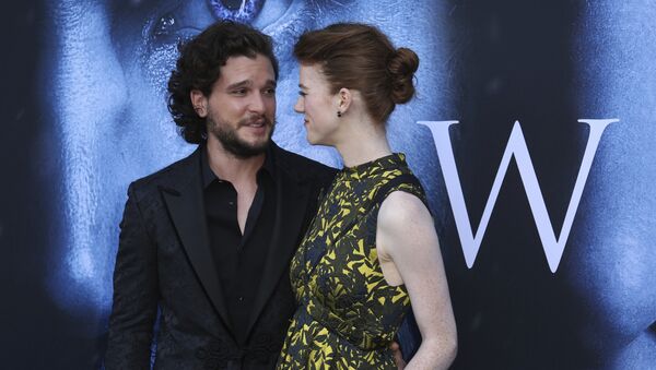 Kit Harington con su novia, Rose Leslie - Sputnik Mundo