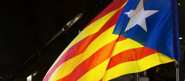 Catalanes con un cartel de Junts pel Sí y banderas catalanas - Sputnik Mundo