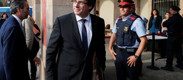El presidente de Cataluña, Carles Puigdemont, llega al Parlamento Catalán El presidente de Cataluña, Carles Puigdemont, llega al Parlamento Catalán - Sputnik Mundo