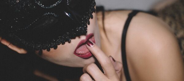 Mujer en una máscara erótica - Sputnik Mundo
