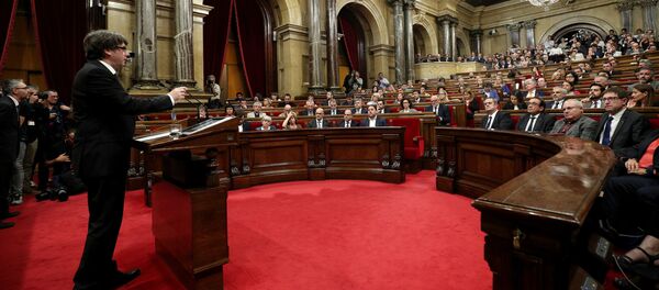 El presidente de Cataluña, Carles Puigdemont, en el Parlamento Catalán - Sputnik Mundo