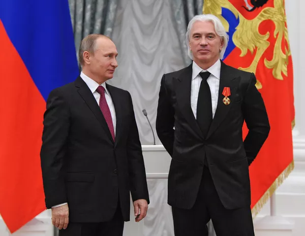 El cantante de ópera Dmitri Jvorostovski junto con el presidente de Rusia, Vladímir Putin, en diciembre de 2015 El cantante de ópera Dmitri Jvorostovski junto con el presidente de Rusia, Vladímir Putin, en diciembre de 2015 - Sputnik Mundo
