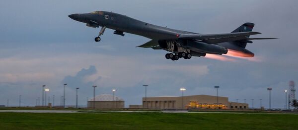 Un B-1B Lancer de EEUU despega de la base aérea de Guam - Sputnik Mundo