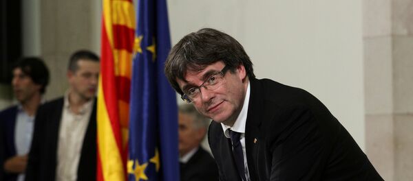 El presidente catalán Carles Puigdemont firma una declaración de independencia en Barcelona - Sputnik Mundo