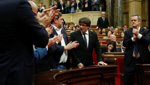 El presidente de Cataluña, Carles Puigdemont, en el Parlamento Catalán - Sputnik Mundo