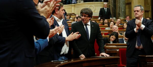 El presidente de Cataluña, Carles Puigdemont, en el Parlamento Catalán - Sputnik Mundo