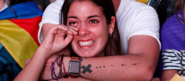 Mujer reacciona al discurso de Carles Puigdemont Mujer reacciona al discurso de Carles Puigdemont - Sputnik Mundo