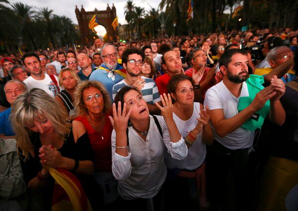 La multitud reacciona al discurso de Carles Puigdemont - Sputnik Mundo
