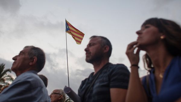 Catalanes ante el discurso de Carles Puigdemont Catalanes ante el discurso de Carles Puigdemont - Sputnik Mundo