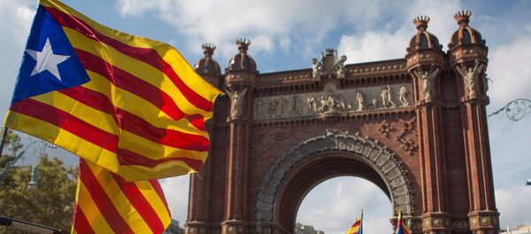 La gente con esteladas frente a Parlamento de Cataluña - Sputnik Mundo