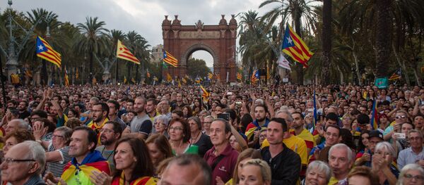 La gente con esteladas frente a Parlamento de Cataluña - Sputnik Mundo