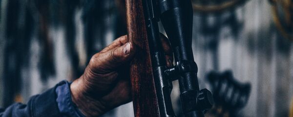 Un hombre con una escopeta (imagen referencial) - Sputnik Mundo