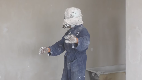 Impactante: un hombre sumerge su cabeza en yeso para 'liberarse' más tarde - Sputnik Mundo