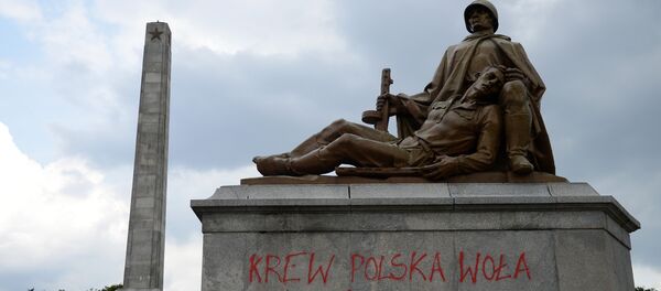 Un monumento a los soldados soviéticos en Varsovia, Polonia - Sputnik Mundo
