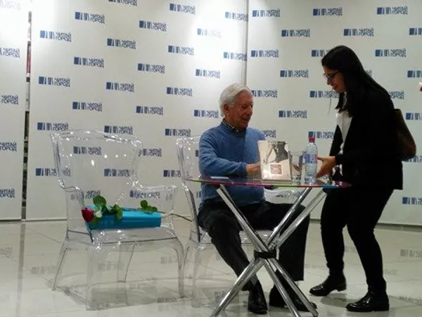 Mario Vargas Llosa con una lectora - Sputnik Mundo