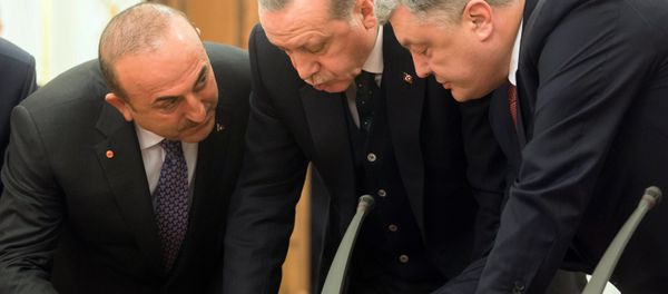 Ministro de Exteriores turco, Mevlut Cavusoglu, presidente turco, Recep Tayyip Erdogan, y presidente ucraniano, Petró Poroshenko Ministro de Exteriores turco, Mevlut Cavusoglu, presidente turco, Recep Tayyip Erdogan, y presidente ucraniano, Petró Poroshenko - Sputnik Mundo