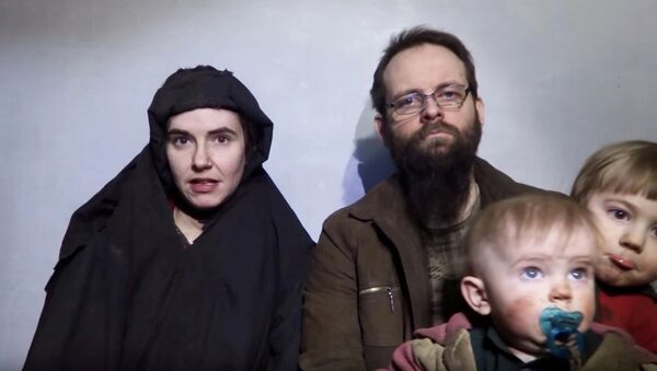 Caitlan Coleman, su esposo Joshua Boyle y sus hijos (archivo) - Sputnik Mundo