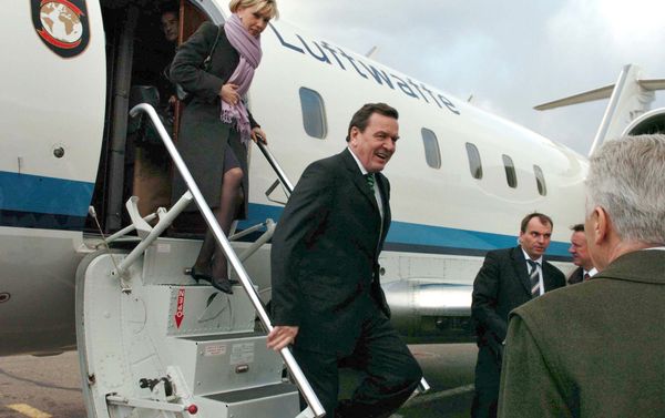 Gerhard Schroder y Doris Schroder-Kopf arriban al aeropuerto de Vnukovo, Moscú (archivo) - Sputnik Mundo