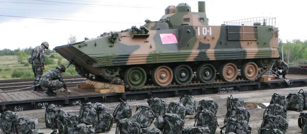 Dos soldados y un vehiculo militar chino Dos soldados y un vehiculo militar chino - Sputnik Mundo