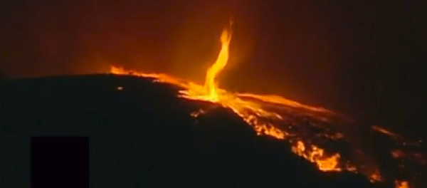 Llamas del infierno: captan un asombroso 'tornado de fuego' en Portugal - Sputnik Mundo
