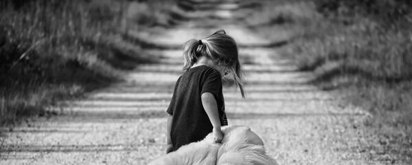 Niña con un juguete (imagen referencial) - Sputnik Mundo