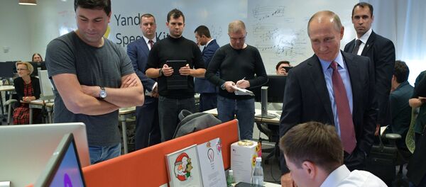 Президент РФ В. Путин посетил офис ИТ-компании Яндекс - Sputnik Mundo