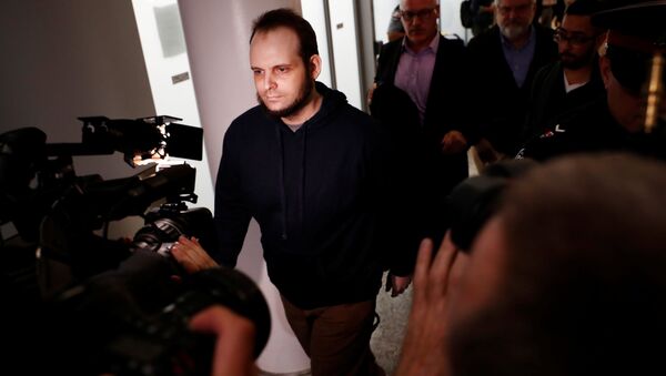 El canadiense Joshua Boyle en el aeropuerto - Sputnik Mundo