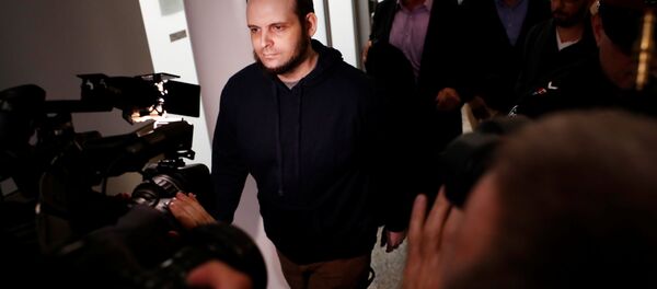 El canadiense Joshua Boyle en el aeropuerto - Sputnik Mundo