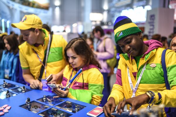 Los participantes del XIX Festival Mundial de la Juventud y los Estudiantes en Sochi - Sputnik Mundo