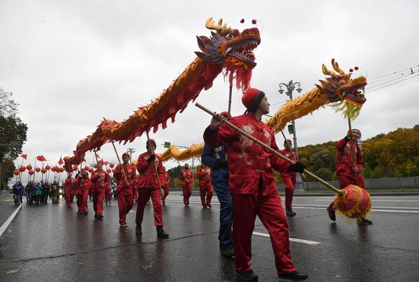 El desfile-carnaval en Moscú El desfile-carnaval en Moscú - Sputnik Mundo