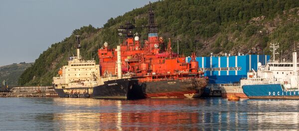 El buque de mantenimiento Imandra junto con el rompehielos nuclear Sovetskiy Soyuz (archivo) - Sputnik Mundo