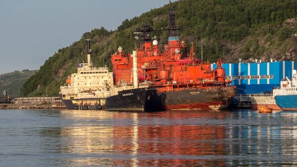 El buque de mantenimiento Imandra junto con el rompehielos nuclear Sovetskiy Soyuz (archivo) - Sputnik Mundo