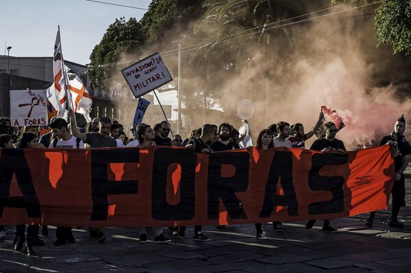 Una columna de manifestantes en Cagliari Una columna de manifestantes en Cagliari - Sputnik Mundo