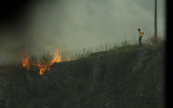 Una persona observa las llamas del fuego en Galicia Una persona observa las llamas del fuego en Galicia - Sputnik Mundo