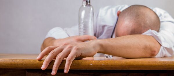 Un hombre con una botella (imagen referencial) - Sputnik Mundo