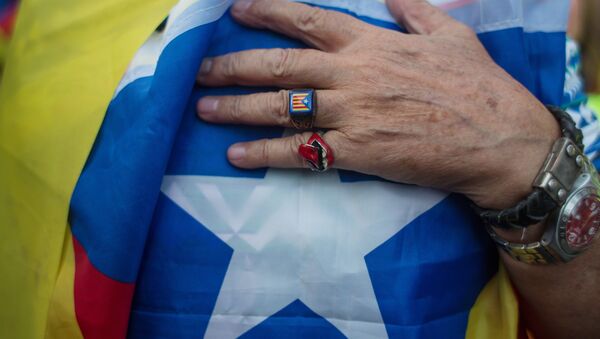 Una persona con la bandera de Cataluña - Sputnik Mundo