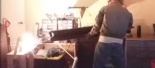 El usuario de YouTube NSA_Listbot pone a prueba su cañón de riel portátil hecho de manera casera - Sputnik Mundo